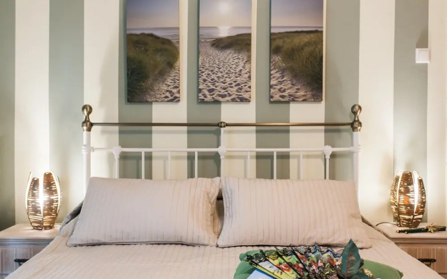 Charming Acropolis Metro Apartment