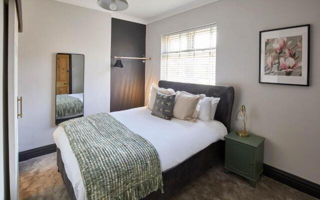 Host Stay Raven House