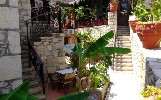 Stone Village Petrino Horio