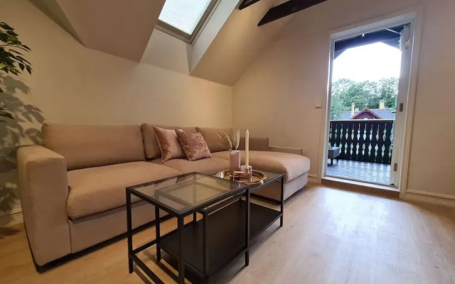 Beautiful Penthouse Near Center, 2-bedroom, Balcony and Free Parking