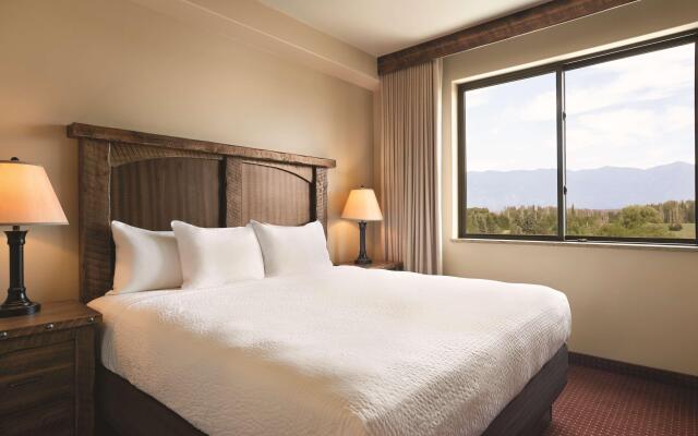Glacier International Lodge