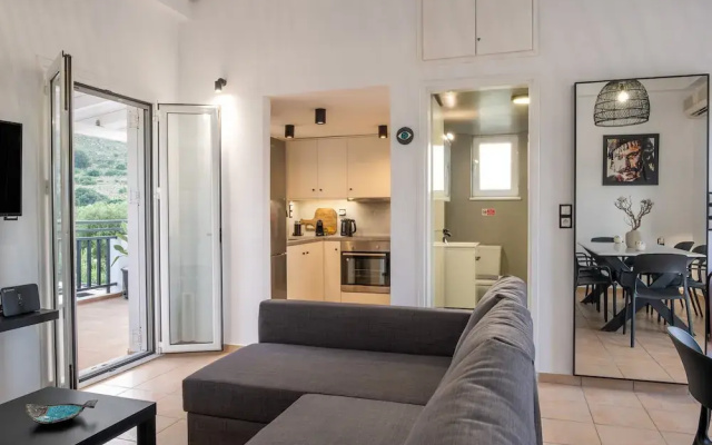 Kournas-sleeps8-parking-garden-pool-petfriendly