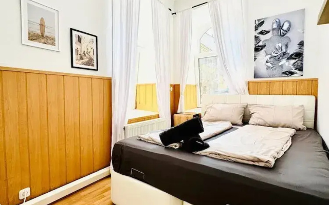 Urban 10BR Retreat Near Rathausplatz