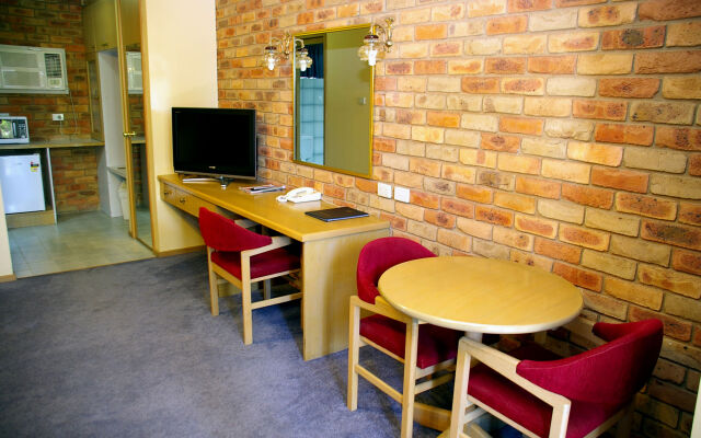 Pines Country Club Motor Inn