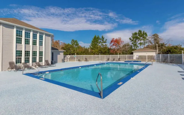 Colony Club E1