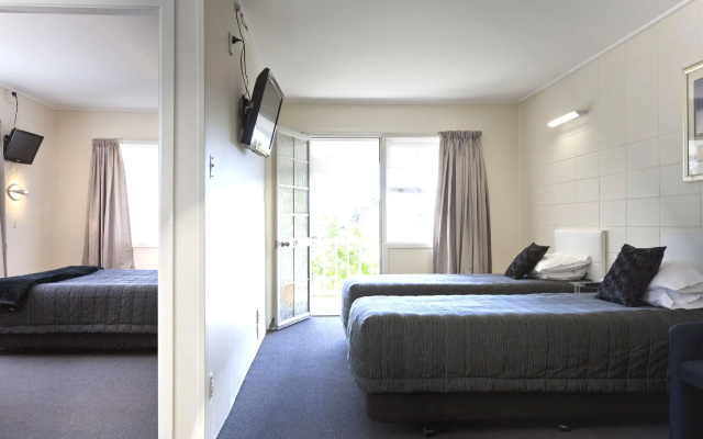 Tudor Motor Lodge – Guest Rooms – Hamilton
