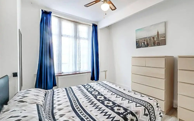 Stunning 7-bed Detached House in Luton With Parkin