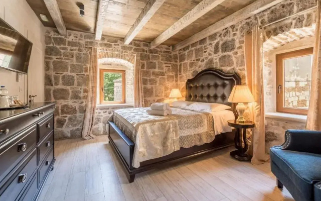 Historic Plaza Varos - Adults Only