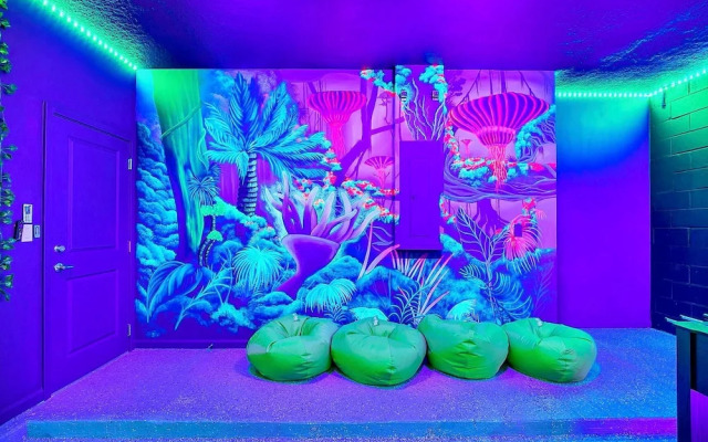 Upstay - 20-guest-all-theme-rooms-pool-spa-theatre