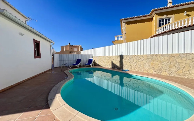 Pêra Stylish Villa With Pool by Homing
