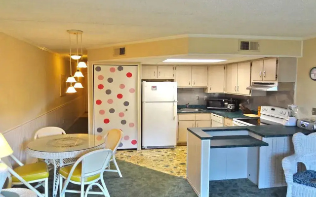 Shore Lea 102 1 Br condo by RedAwning