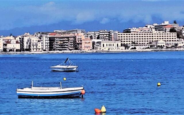 AAY- Best Corfu Town & Sea Apart 2bedroom Renovated + lift / Comfy&Design+WiFi