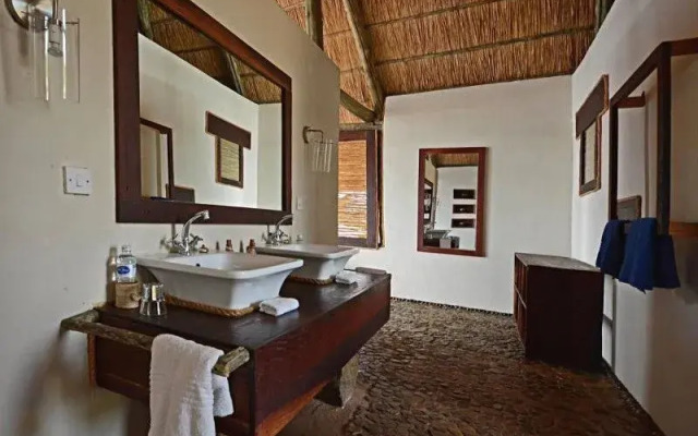 Lake Shore Lodge & Campsite