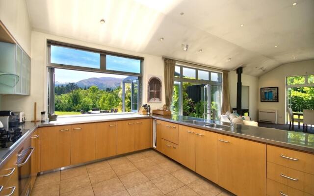 Queenstown Exclusive Retreat with Hot Tub