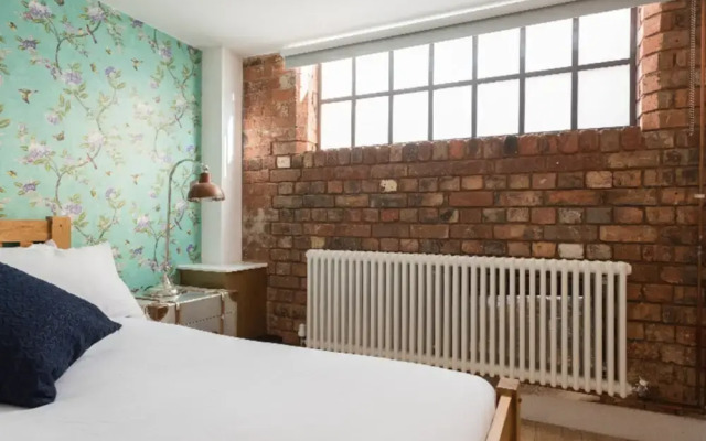 The Warehouse Loft - Trendy Converted Warehouse 3bdr