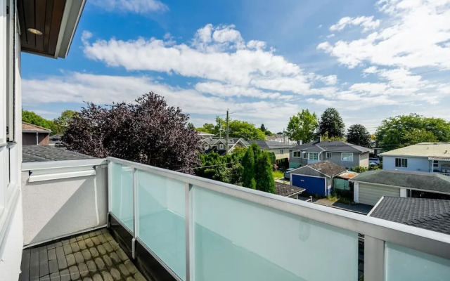 Centrally-located Luxury Home With Views Cinema