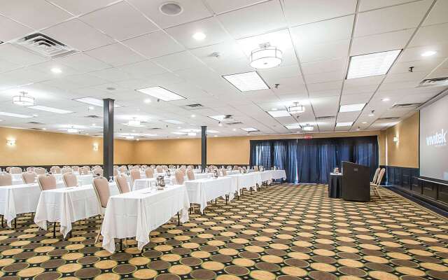 Clarion Inn Elmhurst - Oak Brook near I-88, I-290, I-294