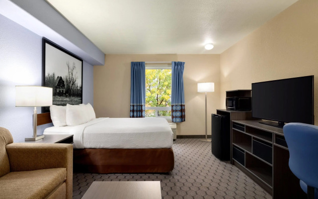 Super 8 by Wyndham Swan River MB