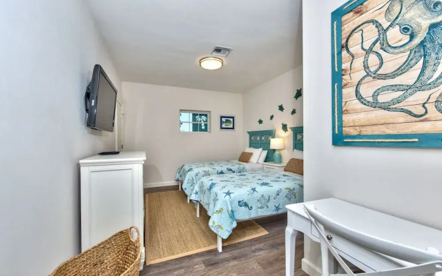 Sardinia Vacation Rental: Delightful Coastal Home near Vanderbilt Beach. Relax in a Private Pool and Spacious 4-BR Retreat with Modern Amenities. Ideal for Families. Minutes from Mercato and Local Attractions
