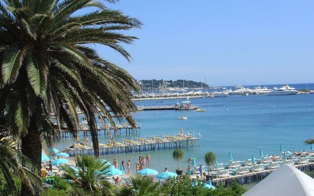 Modern Apartment in Juan-les-pins With Large Pool
