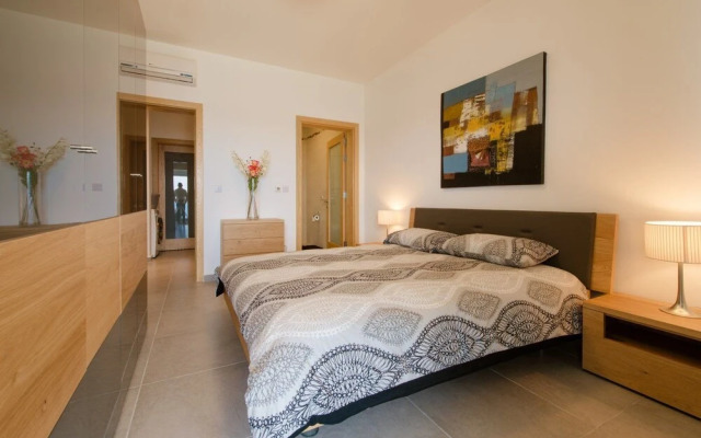 Seafront Luxury APT With Pool