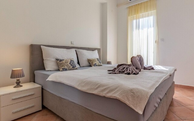 Lovely Apartment in Banjole near Beach & Town Center