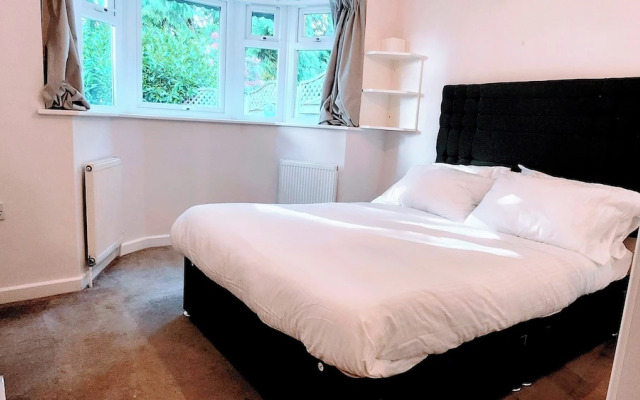 Camberley - 1-bed Annex - Sleeps 2 - Garden