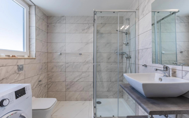 STYLISH 2-Bedroom Penthouses - Terrace with Views