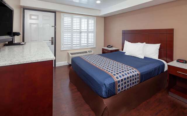 Travelodge by Wyndham Harbor City