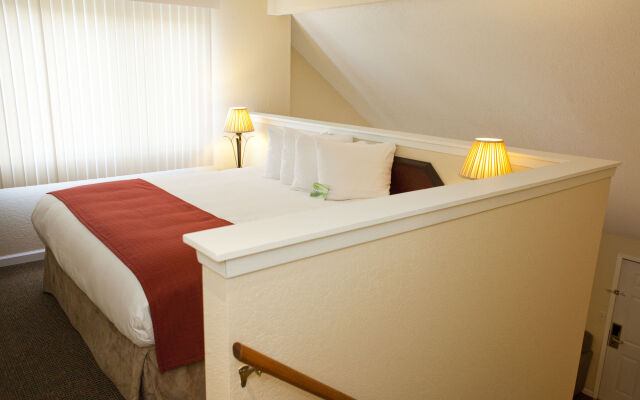 Cloverleaf Suites Kansas City - Overland Park