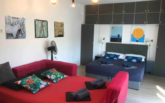 Boutique Triple House With Garden & Roof Terrace