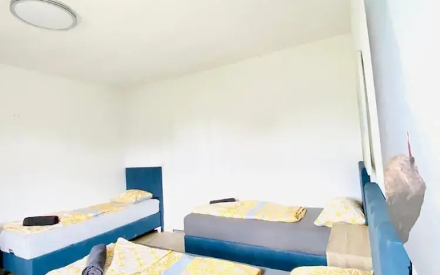 4BR Apartment for 15 Near Danube