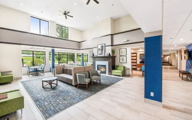 Holiday Inn Express & Suites Delafield