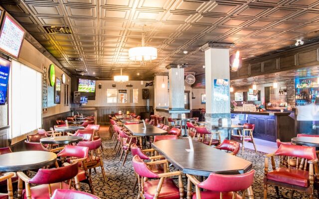 Creston Hotel & Suites