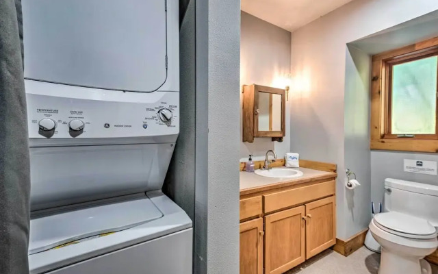 Riverfront Skykomish Cabin w/ Private Hot Tub!