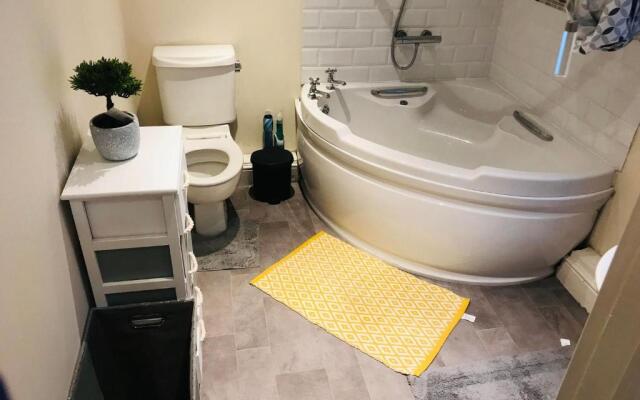 Fields Home a Stunning 3 Bedroom-Sleeps 5