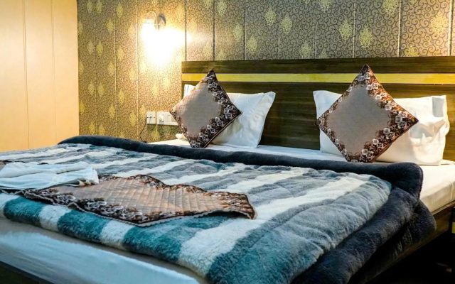 OYO Townhouse 651 Hotel Taksonz