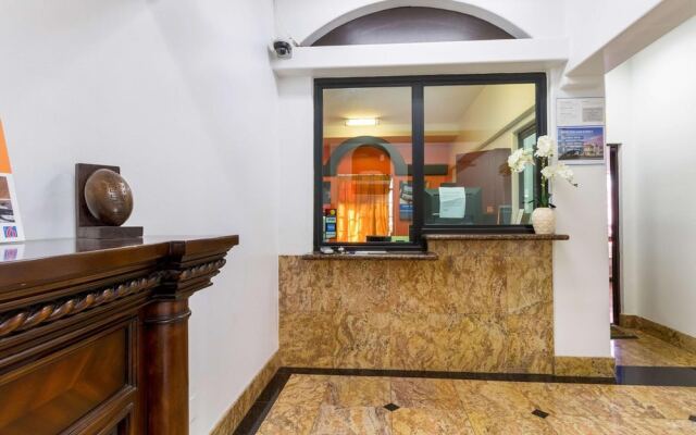 Econo Lodge Near Lax