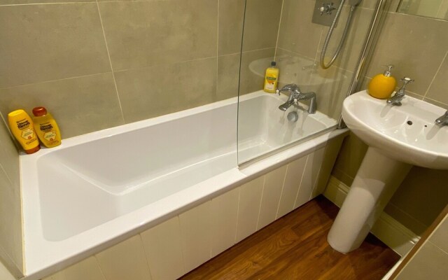 Luxury High Street Apartment
