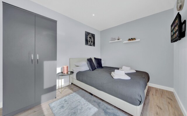 Lovely 1-bed Studio in West Drayton
