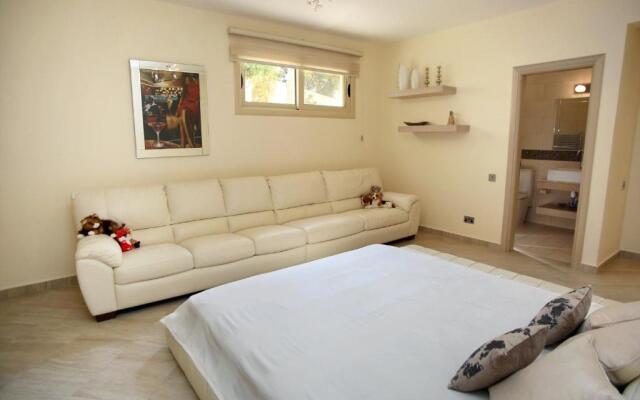 Seafront 5 Bedroom Villa Paradise in Sea Caves