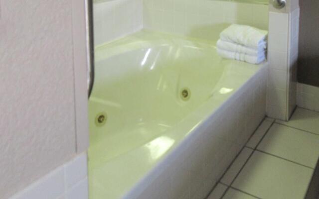 Econo Lodge Inn & Suites