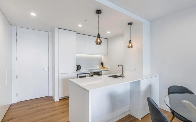 Stylish Apt With Balcony And Full Amenities