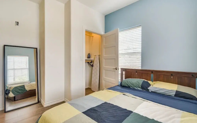 Modern Houston Haven: 3 Mi to Downtown Attractions