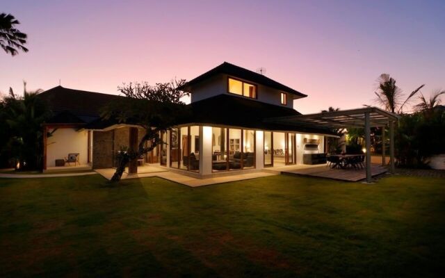 Amazing Villa With Pool and Huge Lawn