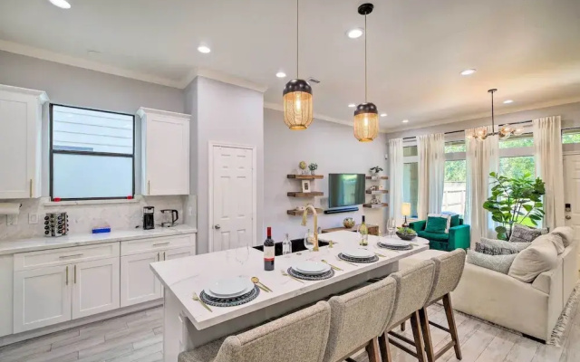 Modern Houston Townhome - 3 Mi to Downtown!