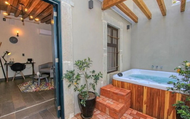 Antigua Trece Hotel Fusión