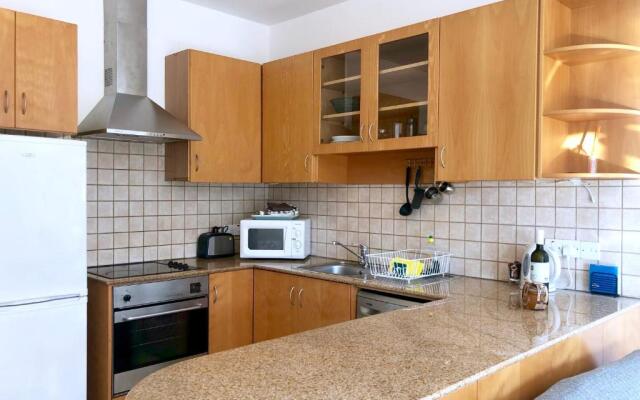 1 bedroom flat, prime location near sea, sleeps 4