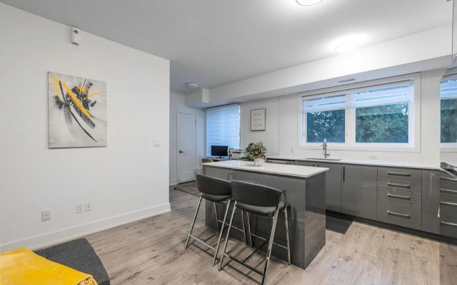 Exquisite 2 Bedroom Apt, mins to the falls.
