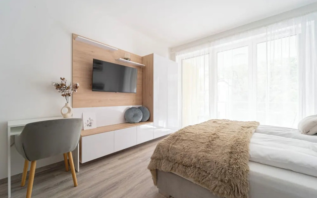 WestSide Garden Apartments by Urbanrent